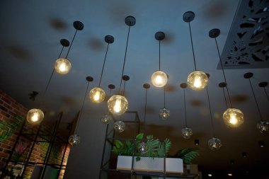 Parlak, geçmişe dönük, lüks lamba dekoru. Klasik farklılık