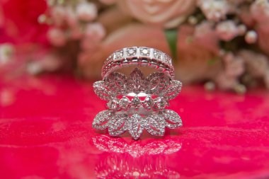 Beyaz alyanslar. Çiçek buketi seçici odaklanma. İki gümüş.