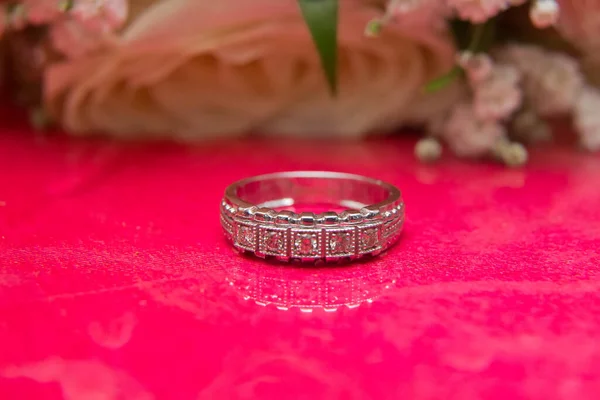 Anéis de casamento brancos. buquê de flores focuse seletivo.Dois silve — Fotografia de Stock