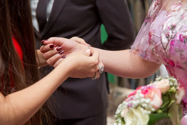 Demoiselle Honneur Aide Mettre Bracelet Sur Son Bras Pour Mariée — Photo