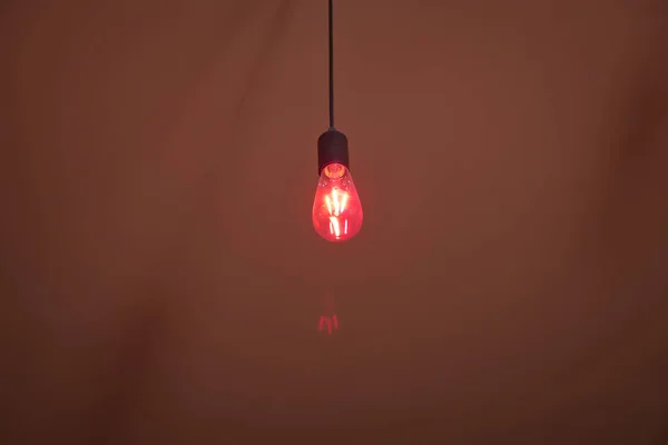 美しいレトロな豪華な赤いランプの装飾が輝く 夜になるとレンガの壁に吊るされたレトロな電球が — ストック写真