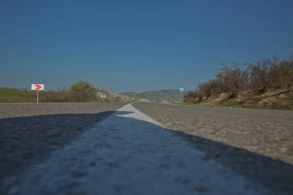 Strada Asfaltata Con Linee Marcatura Strisce Bianche Una Strada Vuota — Foto Stock