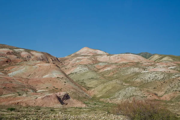 美しい縞模様の赤い山の眺め アゼルバイジャンの赤い山 カラフルな丘 色鮮やかな地質学的地層 赤い縞模様の丘 虹の山 — ストック写真