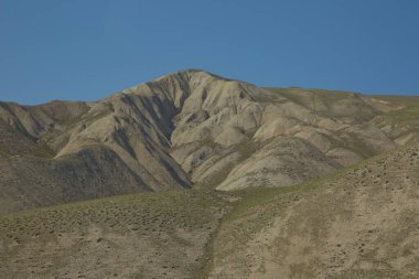 Güzel çizgili, ağaçsız dağ manzarası. Xizi, Azerbaycan 'daki dağlar. Renkli tepeler. Renkli jeolojik oluşumlar. Çizgili tepeler. Mars Peisage gibi yüksek dağlar. .