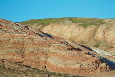 Güzel çizgili kırmızı dağ manzarası. Xizi, Azerbaycan 'daki kızıl dağlar. Renkli tepeler. Renkli jeolojik oluşumlar. Kırmızı çizgili tepeler, gökkuşağı dağları