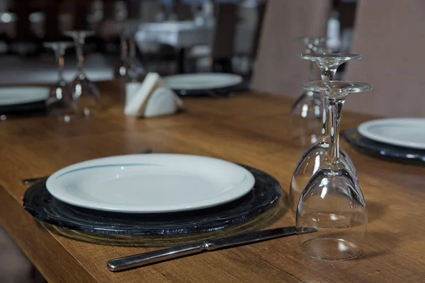 Set Van Een Schotel Met Lepel Vork Mes Houten Tafel — Stockfoto