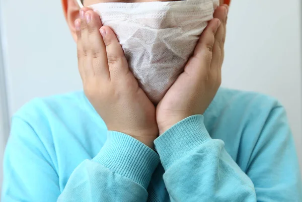 Tıbbi Yüz Maskesi Takan Bir Çocuk Corona Virüsüne Karşı Koruma — Stok fotoğraf