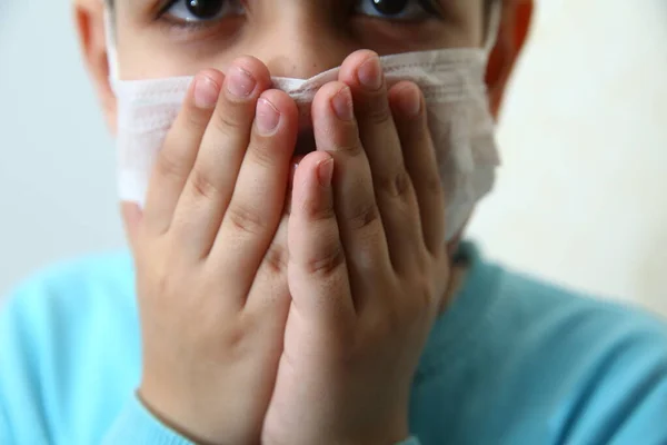 Niño Usando Mascarilla Médica Protección Contra Virus Corona Niña Usando — Foto de Stock