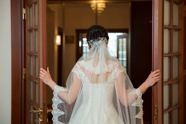 Visão Traseira Vestido Noiva Noivas Noiva Segura Porta Casa — Fotografia de Stock