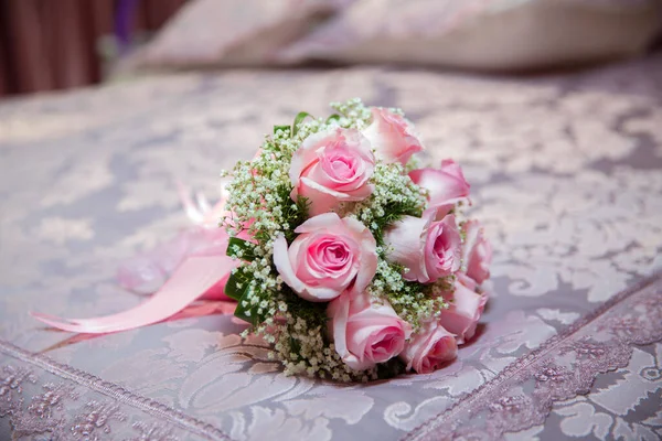 Roze Verlovingsboeket Roze Lint Roze Verlovingsbloemen Witte Tafel — Stockfoto