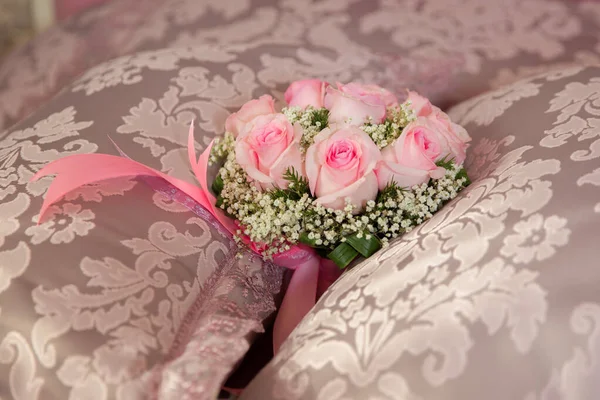 Pembe Nişan Buketi Pembe Kurdele Beyaz Masada Pembe Nişan Çiçekleri — Stok fotoğraf