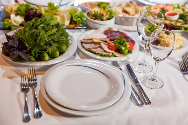 Serviert Urlaubstisch Besteck Geschirr Gläser Teller Gabel Salate Und Kaugummis — Stockfoto