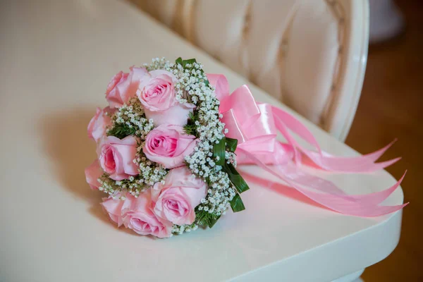 Roze Verlovingsboeket Roze Lint Roze Verlovingsbloemen Witte Tafel — Stockfoto