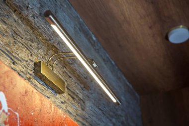 Çatı katı tarzında uzun dekoratif lambalar. Ton halinde. İnce, hafif restoranlar için.