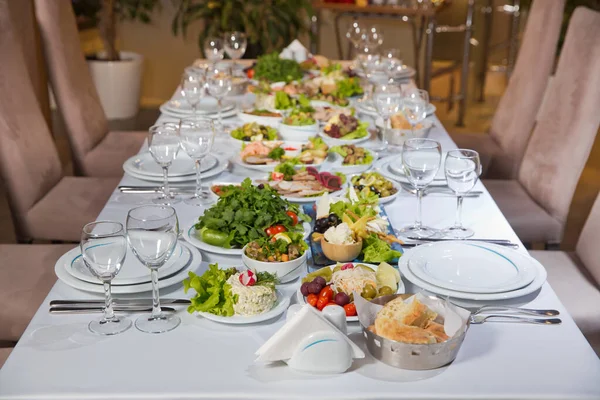 Sirve Mesa Fiesta Cubiertos Vajilla Vasos Plato Tenedor Ensaladas Encías — Foto de Stock