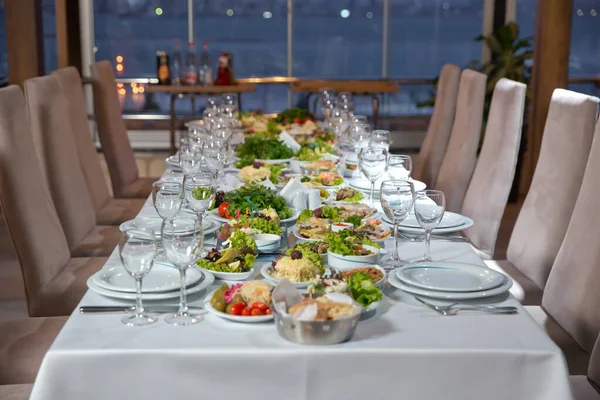 Sirve Mesa Fiesta Cubiertos Vajilla Vasos Plato Tenedor Ensaladas Encías — Foto de Stock