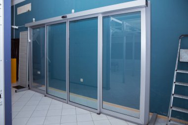 Otomatik hareket sensörlü çift sürgülü cam kapılar. Ofise giriş, tren istasyonu, süpermarket satılık. .