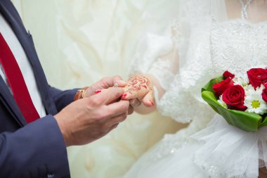 Gelin ve damadın evlilik yüzükleri ve elleri. Törende genç bir çift. Evlilik. Aşık bir kadın ve erkek. İki mutlu insan aile olmayı kutluyor. .