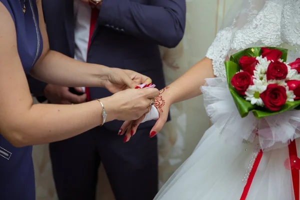 Brudtärna Hjälper Till Att Sätta Ett Armband Armen För Bruden — Stockfoto