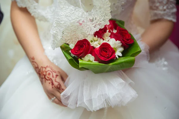 Brautstrauß Mit Roten Rosen Hochzeitsstrauß Aus Roten Rosen Den Händen — Stockfoto