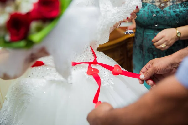 Gelinin Karnındaki Kurdeleyi Kapat Düğün Için Nedimelerin Dantelli Gelini Gelinin — Stok fotoğraf