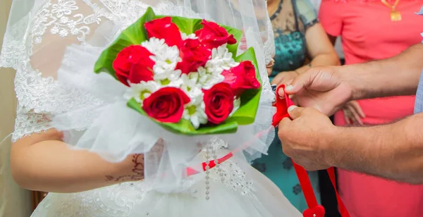 Bouquet Nupcial Com Rosas Vermelhas Feche Fita Barriga Noiva Solta — Fotografia de Stock