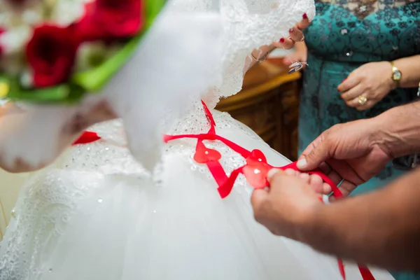 Κλείσε Την Κορδέλα Στην Κοιλιά Της Νύφης Γάμος Νύφη Δαντέλες — Φωτογραφία Αρχείου