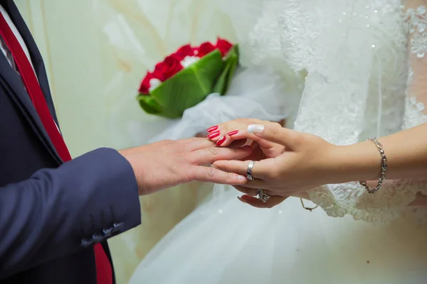 Anillos Boda Manos Novia Novio Joven Pareja Boda Ceremonia Matrimonio — Foto de Stock