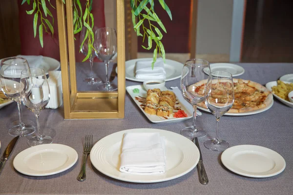 Vasos Platos Vacíos Mesa Del Restaurante Mesas Preparadas Para Comida — Foto de Stock