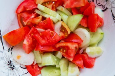 Azerbaycan salatasının içinde domates salatası var.