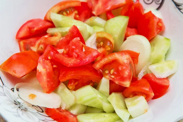 Tomatgurksallad i tråg Azerbajdzjansk sallad — Stockfoto