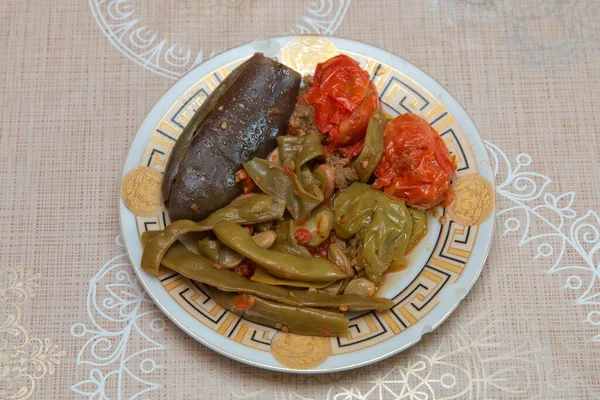 Piatto ripieno di melanzane al forno sul tavolo, cucchiaio e forchetta Piatto azero Piatto azero — Foto Stock