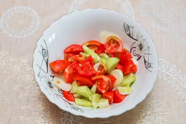 Tomatgurksallad i tråg Azerbajdzjansk sallad — Stockfoto