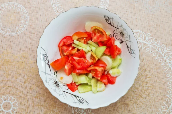 Tomatgurksallad i tråg Azerbajdzjansk sallad — Stockfoto