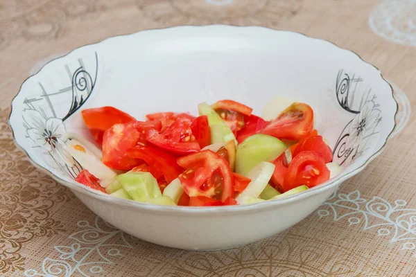 Tomatgurksallad i tråg Azerbajdzjansk sallad — Stockfoto