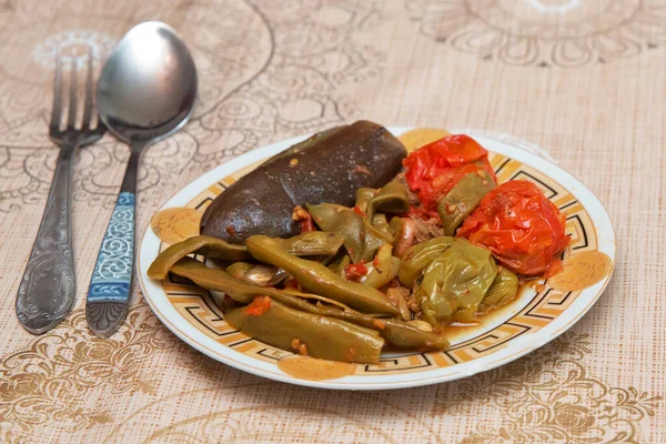 Danie Hamirashi Erishde, danie z bakłażana nadziewane i ogórek, sałatka pomidorowa danie azerbejdżańskie — Zdjęcie stockowe