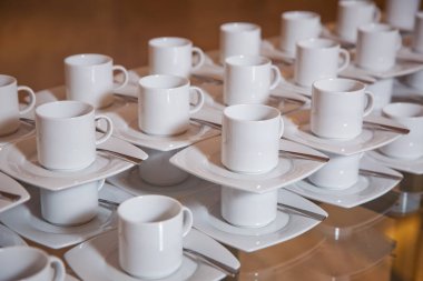 Kirli kahve fincanı ve kaşık beyaz fincan tabağı ve ahşap masa üzerine kurulur. Sabahları klasik tarzda içtikten sonra..