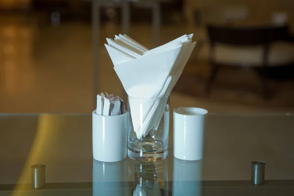 Τραπέζι Καφετέρια Εστιατόριο Λευκό Χαρτοπετσέτες Μεταλλική Χαρτοπετσέτα Μπαχαρικά Αλάτι Και — Φωτογραφία Αρχείου