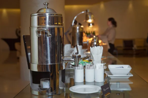 Koffie espresso shot op een hand. Hand met verse zwarte koffie gieten uit koffiezetapparaat. Professionele espresso machine gieten sterk uitziende verse koffie in een nette kop . — Stockfoto