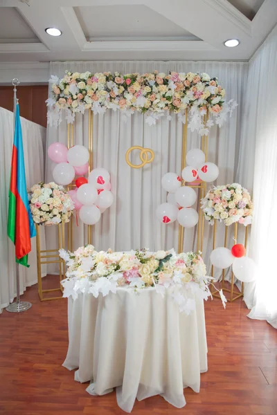 Nowoczesny Azerbejdżański Stół Weselny Dekoracja Wnętrz Urząd Stanu Cywilnego Nowożeńcy — Zdjęcie stockowe