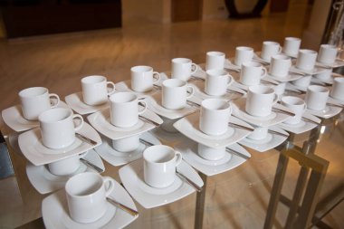 Kirli kahve fincanı ve vintage tarzı sabah içtikten sonra kaşık ayarda beyaz daire ve ahşap masa kapatmak.