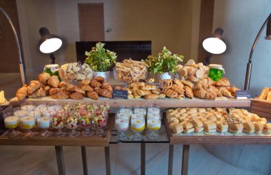 Kahvaltı büfesi. Taze hamur işi, gevrek sabah kruvasanı, otelde kahvaltı..