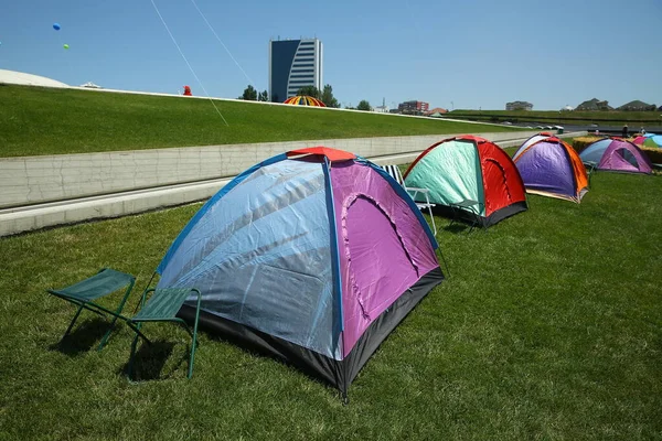 子供祭りだ ハイダル アリエフ センターの公園にある 緑の草原にテントを張る — ストック写真