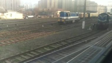 Yolcu treninin penceresinden yaklaşan bir yolcu gemisi. Tren yolu penceresi. Otoyol manzarası. Hareket halindeki trenin penceresinden bak. Manzarada demiryolu var. Geçerken pencereden dışarı bakıyorum. .