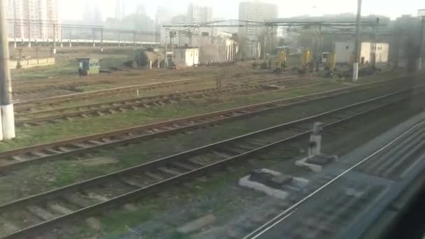 铁路客运车窗口的客运专线特写 火车车窗高速公路上的风景 从移动的火车的窗户往外看 铁路在视野中 — 图库视频影像