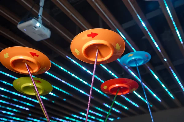 Dönen sarı, mavi, kırmızı pembe tabaklar koleksiyonu. Dönen levhalarla eğlenmek. Dönen tabağı dengelemek..