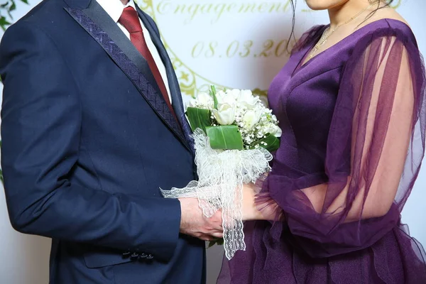 婚約のカップルは手を保持します 婚約の花とブライダルドレスと新郎新婦の手 花嫁と新郎の手と結婚式の婚約 — ストック写真