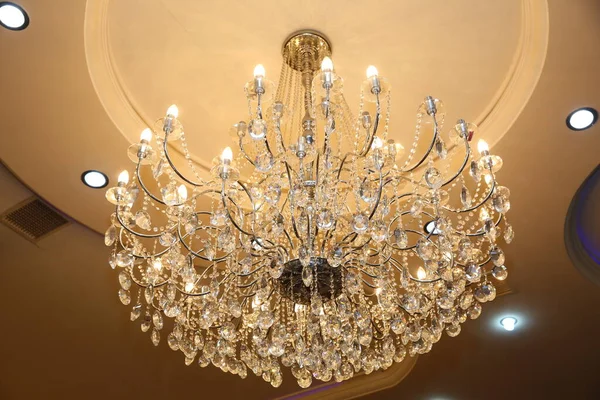 Kristal avize yakın plan. Güzel kristal avize lambasını kapat Tavanda sıcak ışık asılı .