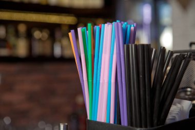 Makro fotoğraf için saman. Stok fotoğrafı siyah, mavi, pembe, plastik içecek pipetleri. Saman çubuğu siyah arka planda karışık canlı renk. .