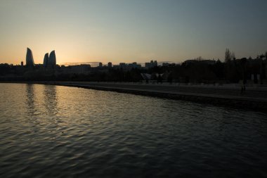 Sabah Panorama Bakü şehri, Azerbaycan. Bakü ve Hazar Denizi 'nin sahil manzarası. Bakü 'de günbatımı. Bakü Bulvarı 'nda renkli bir gün batımı. Hazar Denizi 'nin kıyısı .
